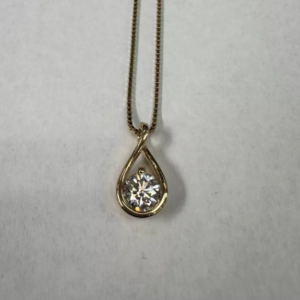 Teardrop-shaped Pandora pendant necklace featuring a lab-created diamond in 14k gold